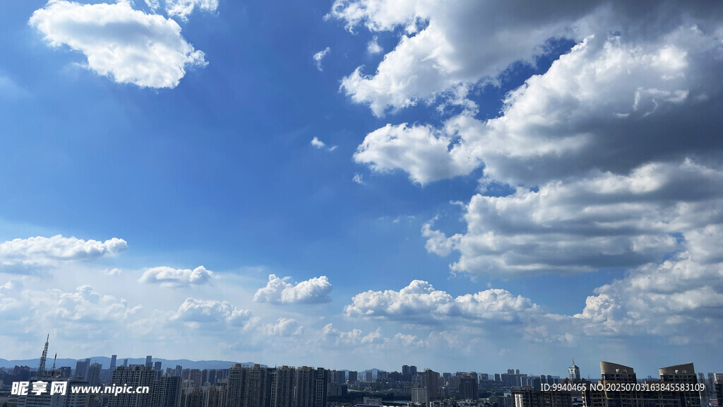 城市上空的蓝天白云