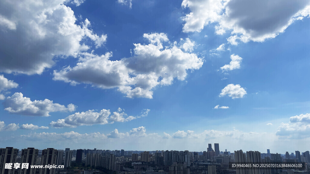 城市上空的蓝天白云景观