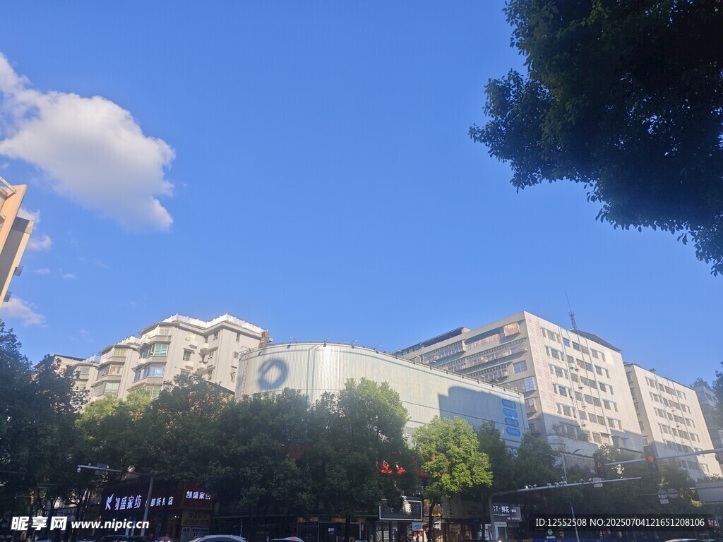城市中林立的现代建筑
