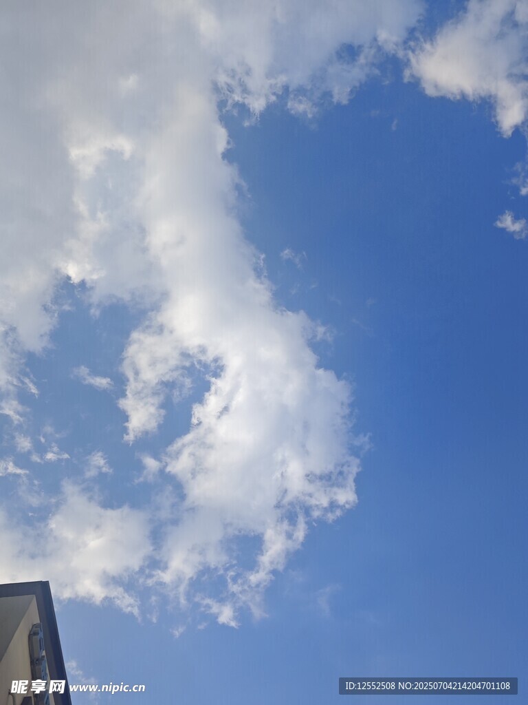 蓝天中的洁白云朵