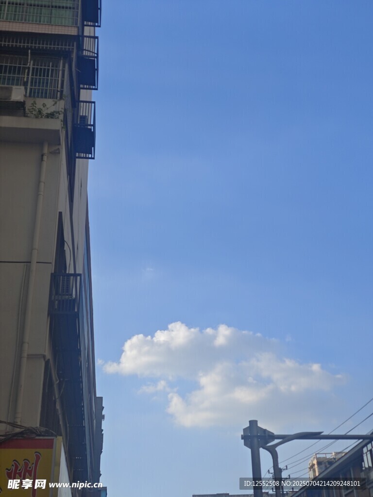 城市建筑旁的蓝天与白云