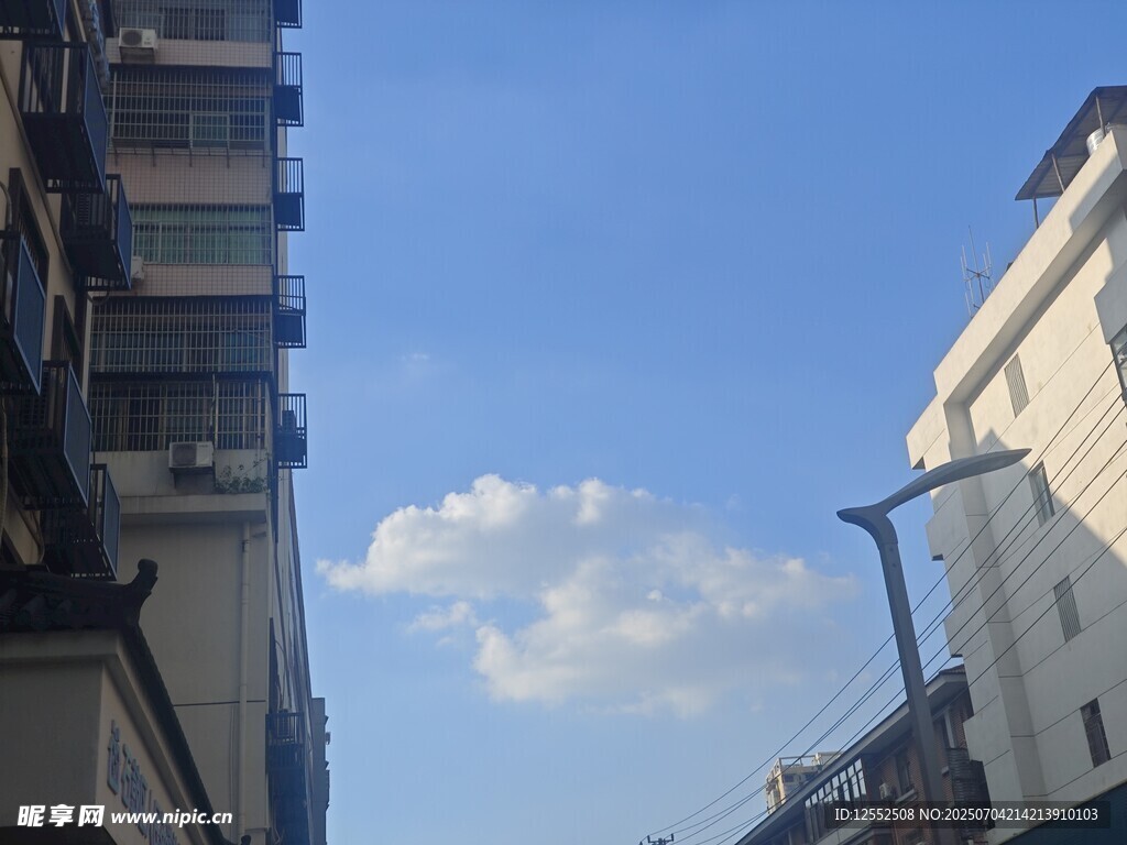 城市间的蓝天与白云