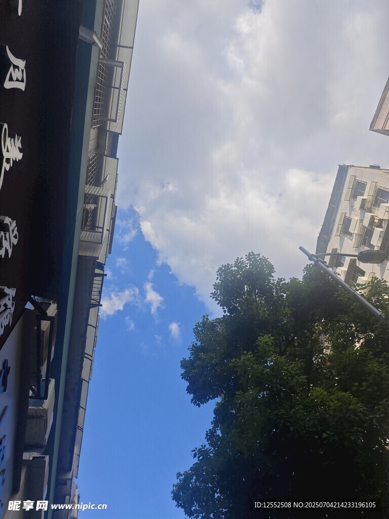 蓝天白云下的城市一角