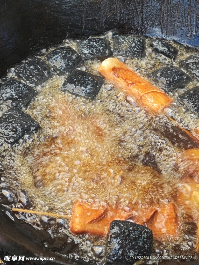 锅中油炸的美味食物