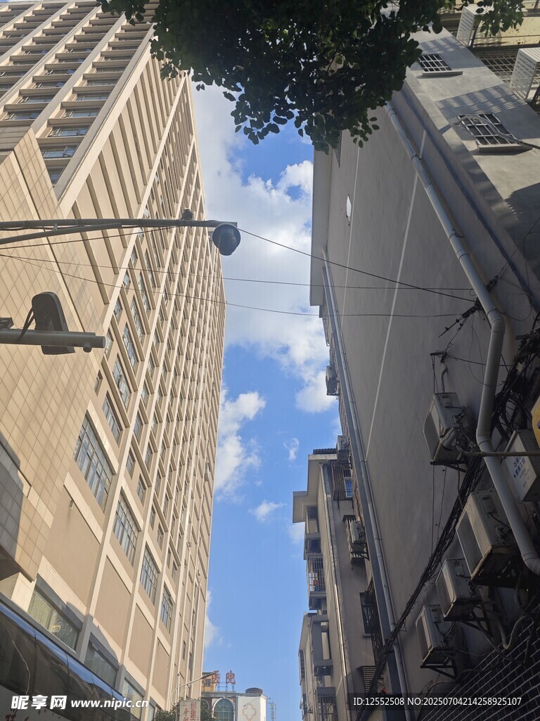 仰望城市高楼与蓝天