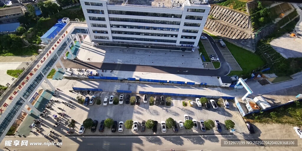 俯瞰现代化办公大楼景观