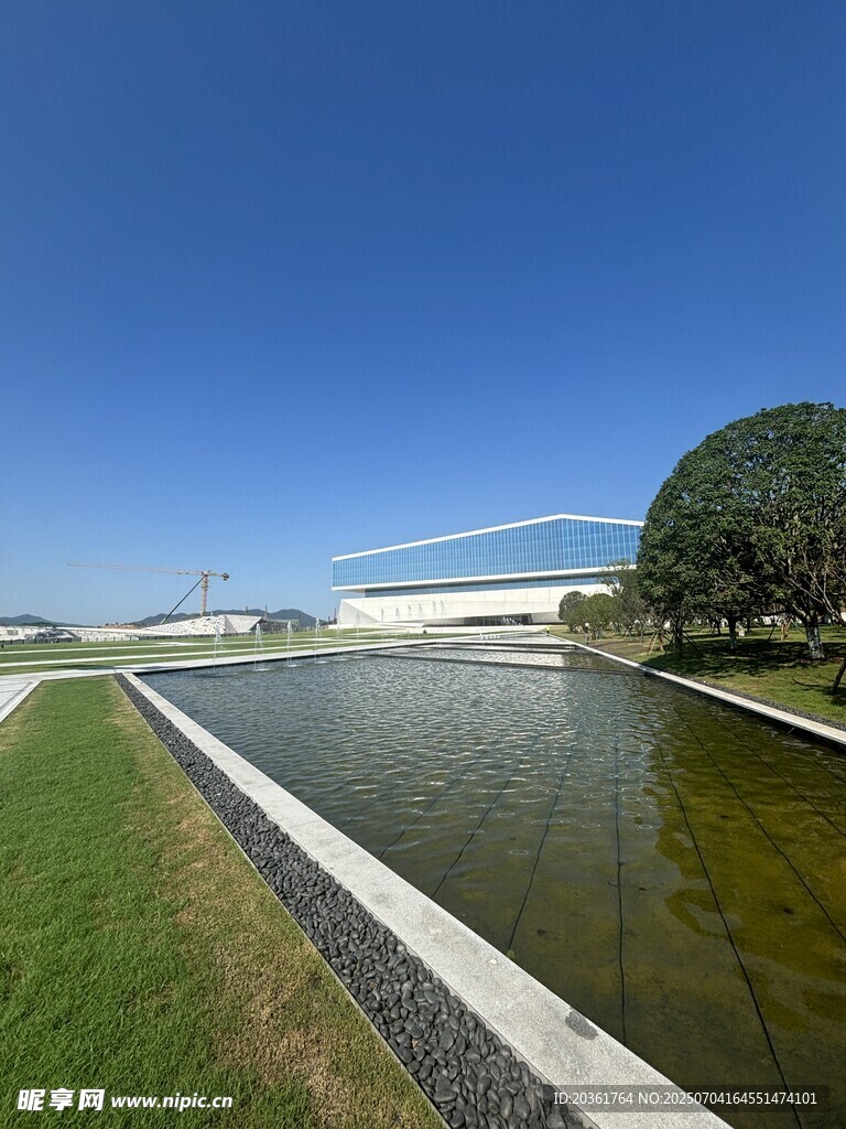 现代建筑旁的宁静水景