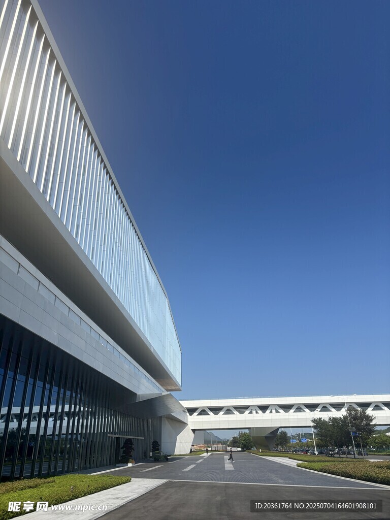 现代风格的宏伟建筑外观