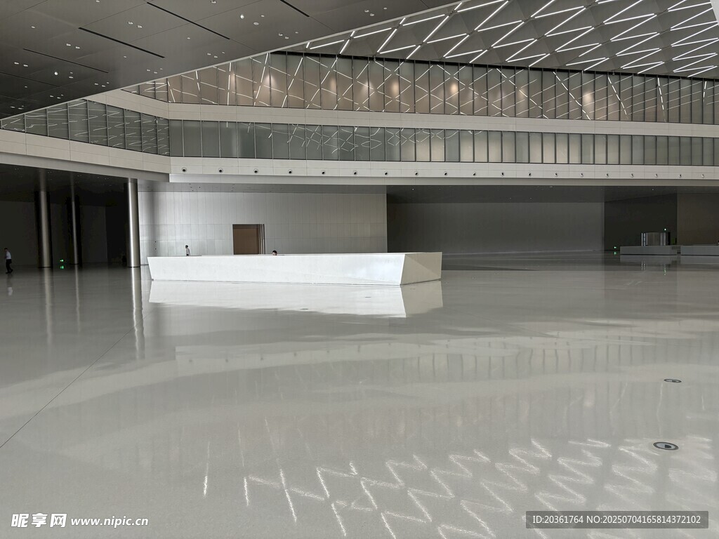 现代空旷室内建筑空间