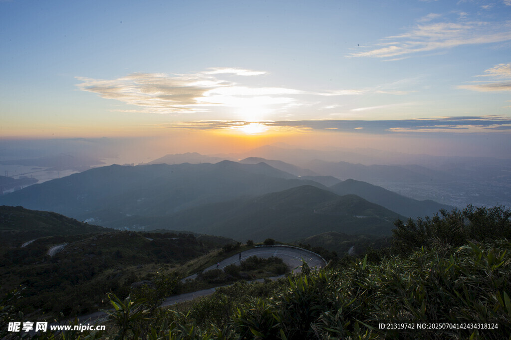 山间日出美景