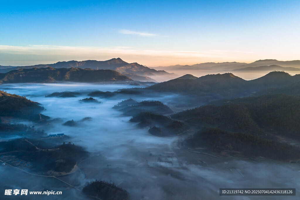 山间晨雾缭绕的壮美景色