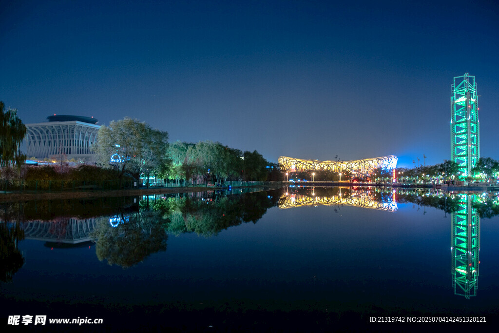 城市夜景湖面倒影美景