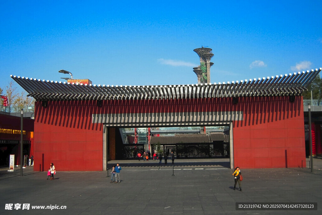 中式红墙古建筑大门