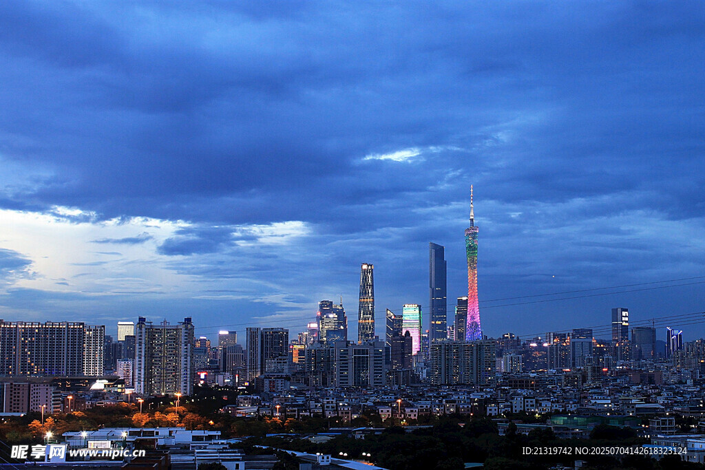 夜幕下的繁华都市