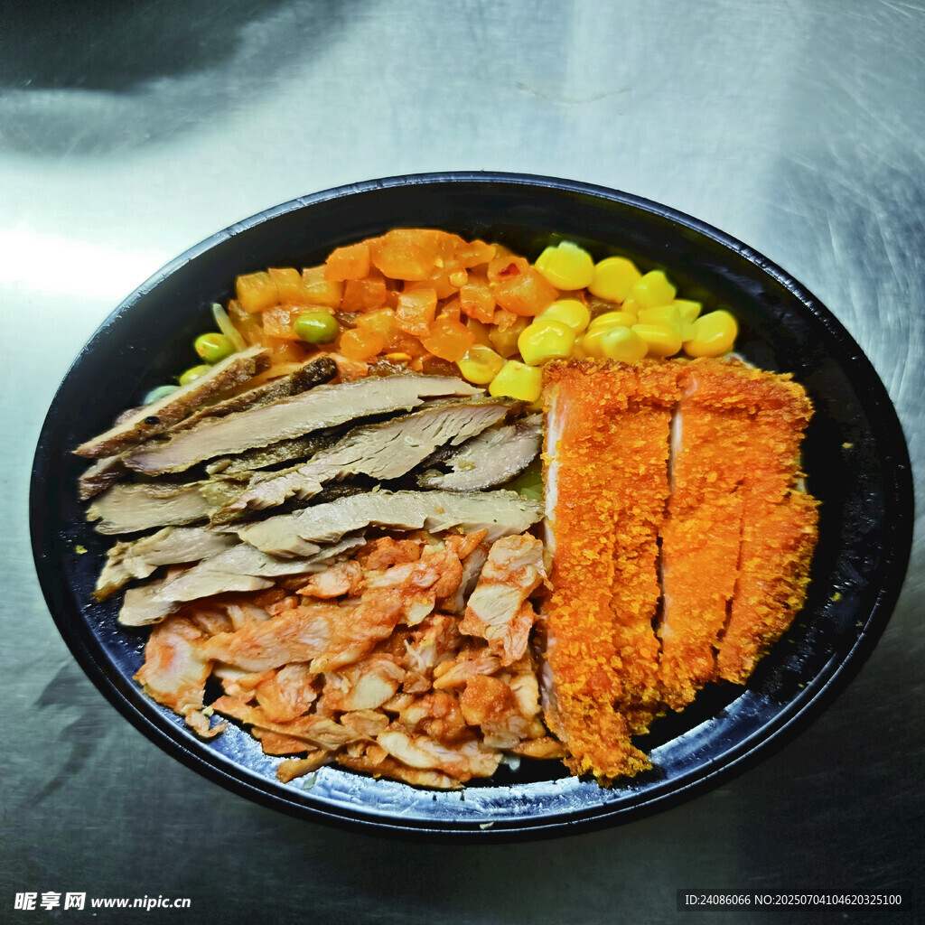 美味丰盛的鸡排盖饭套餐