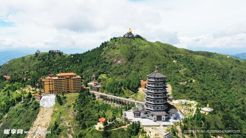 俯瞰山间古建筑群