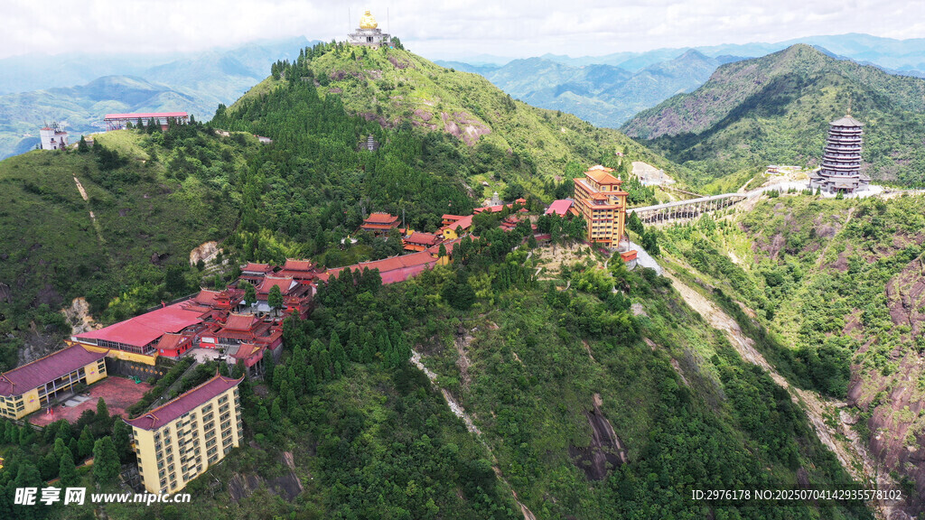 山间红顶建筑航拍美景