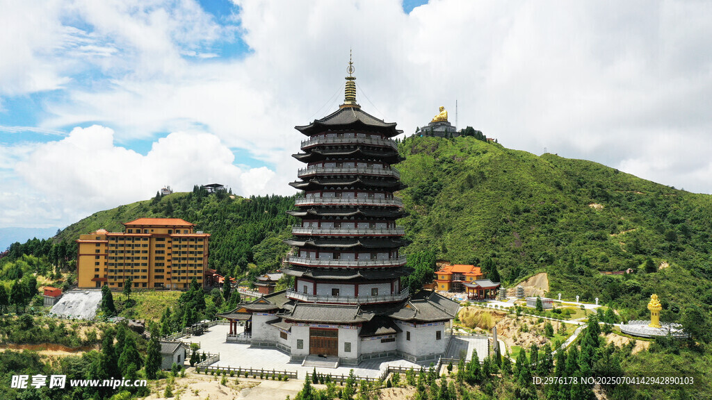 巍峨古塔屹立青山之间