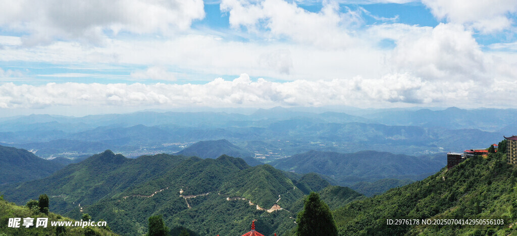 山峦云海壮丽自然景观