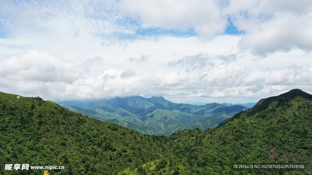 山峦叠翠的壮美自然景观