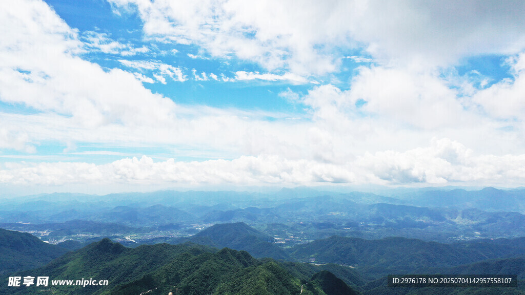 高山云海壮丽自然景观