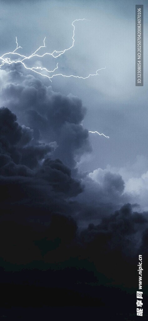 闪电划破乌云密布的夜空