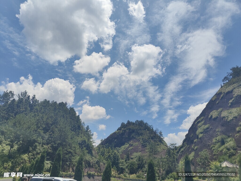 蓝天白云下的秀丽山峦