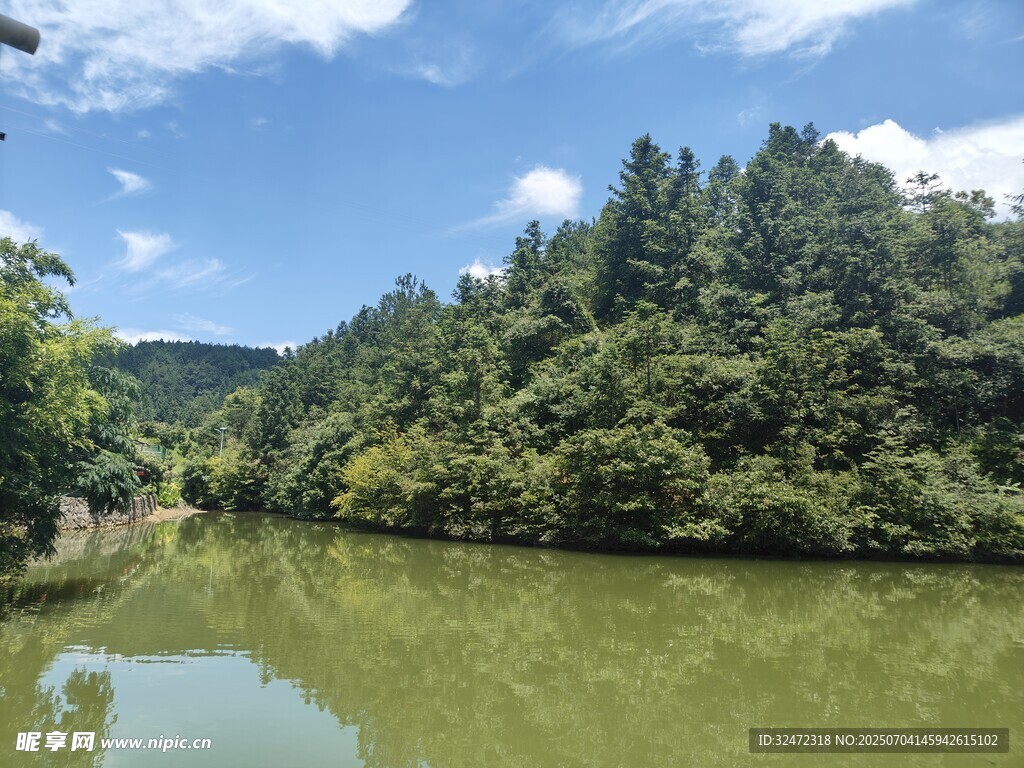 青山绿水间的宁静湖泊