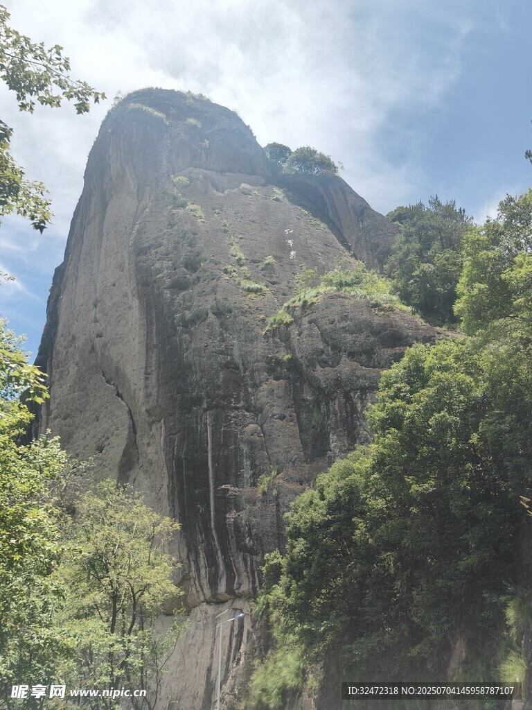 巍峨山峰与葱郁植被景观