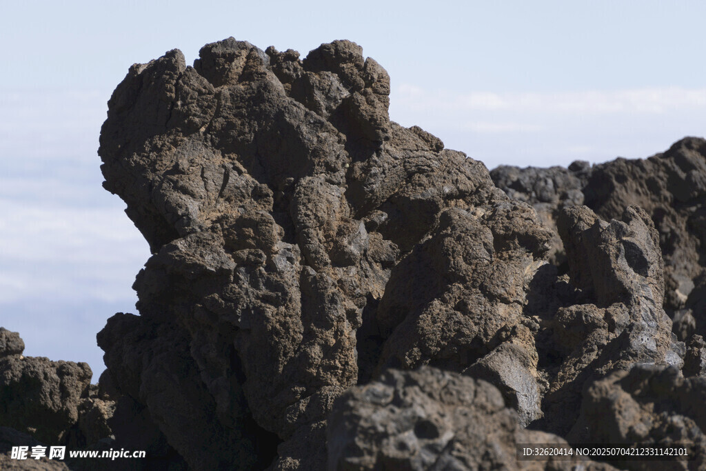 奇特嶙峋的火山岩石