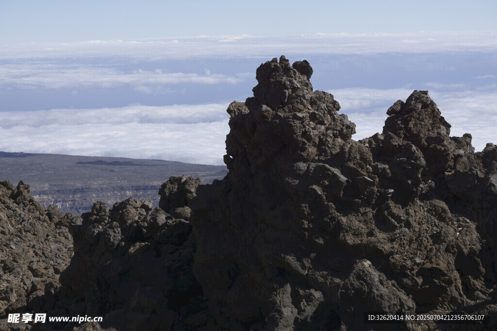 巍峨火山岩 云海相伴景