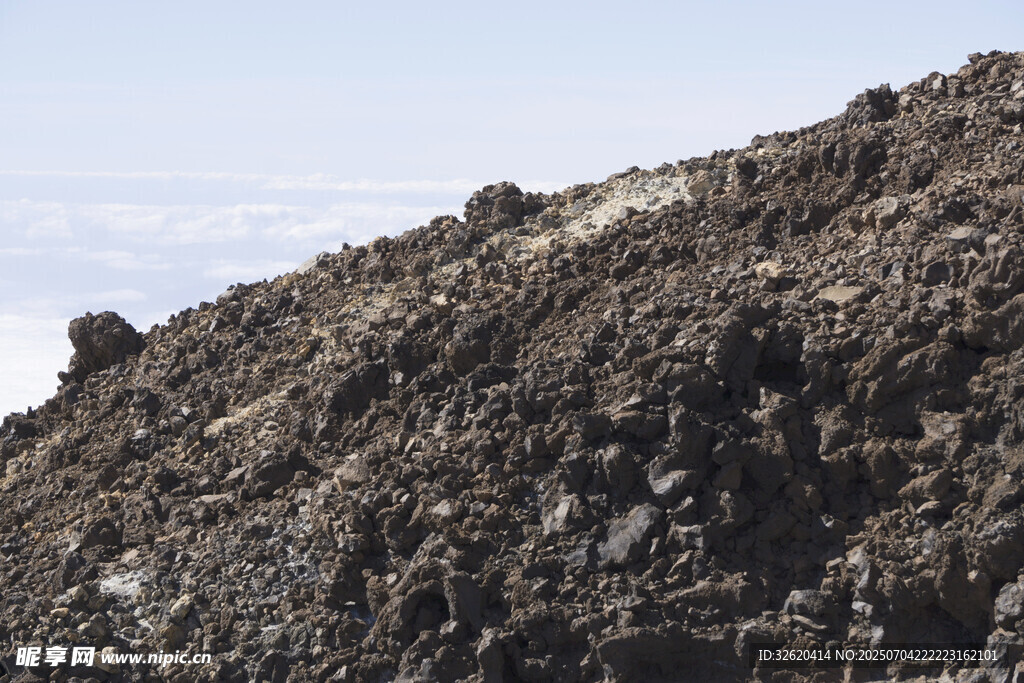 火山地貌的黑色岩石景观