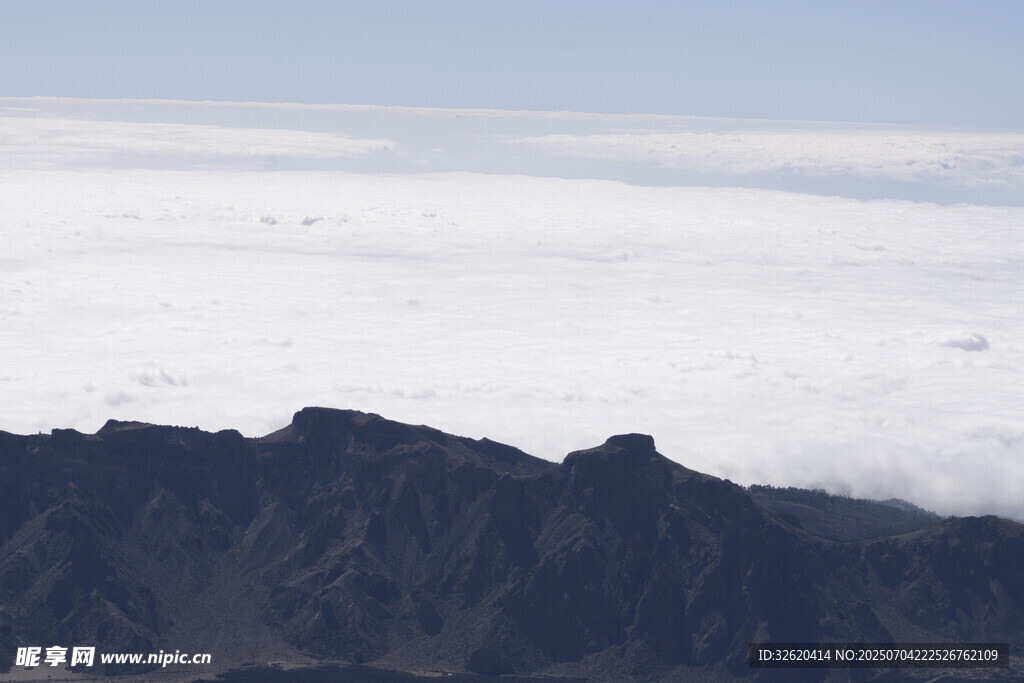 云海之上的巍峨山峦