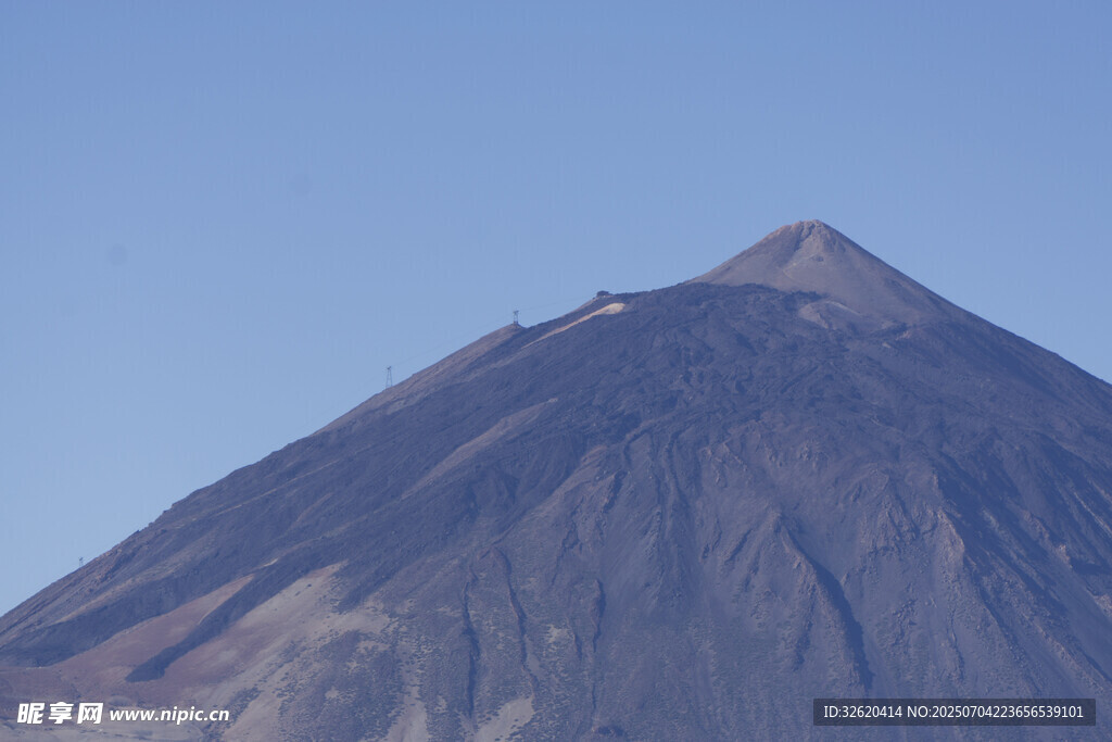 巍峨壮观的火山山峰