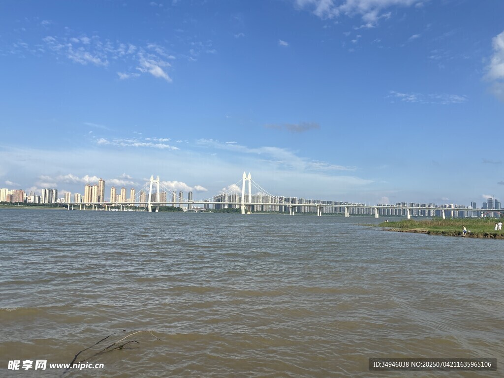 河畔城市风光