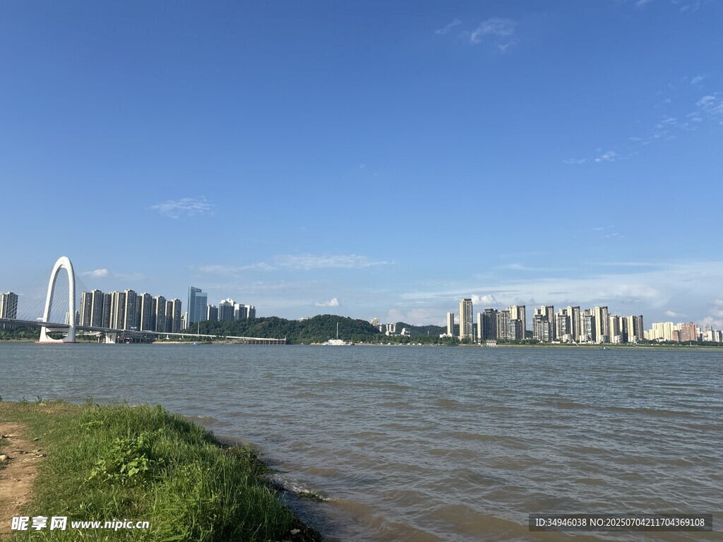 湖畔城市风光