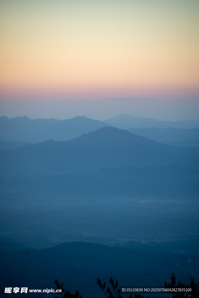 远山日出
