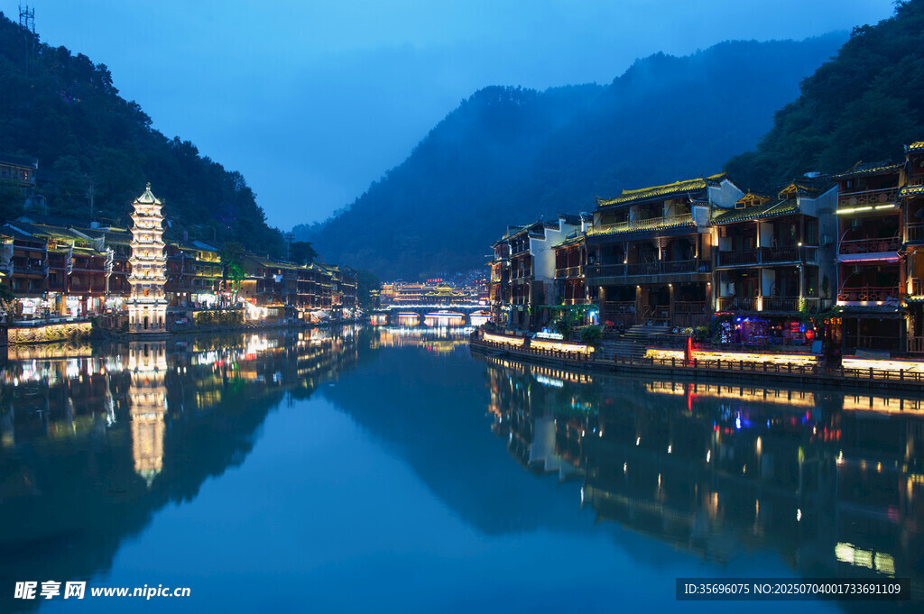 山水间的璀璨夜景小镇