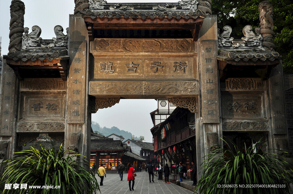 古牌坊下的行人与街景