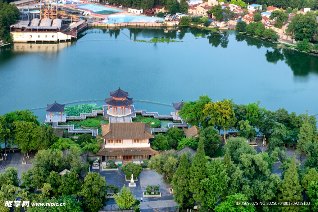 湖畔楼阁美景俯瞰