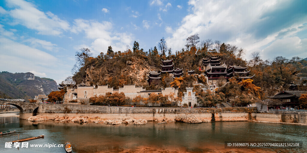 山水间的古朴建筑群
