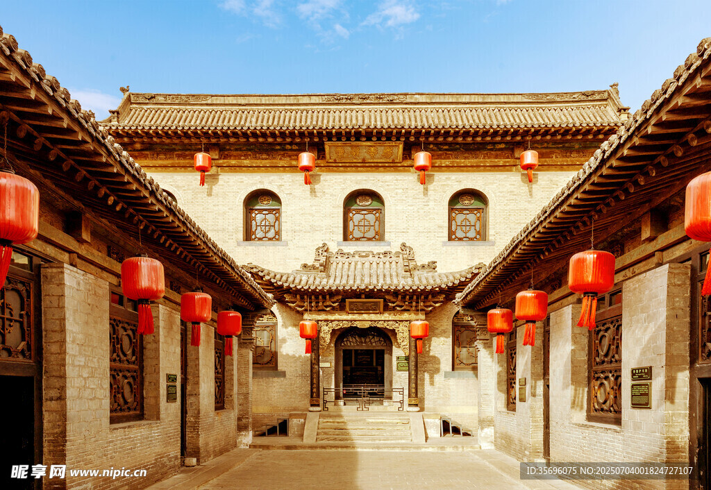 古院落红灯笼装点的美景