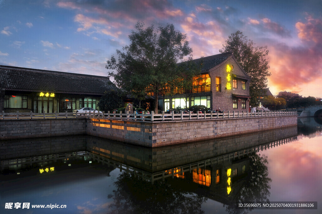 湖畔暮色中的美丽建筑