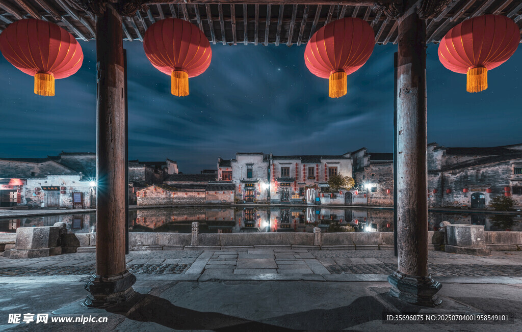 古建夜景下的红灯笼悬挂