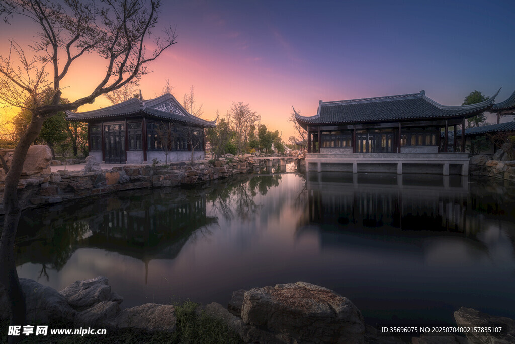 夕阳下的中式古典园林景观