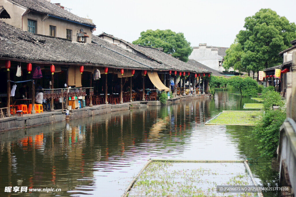 江南水乡古街临河景致