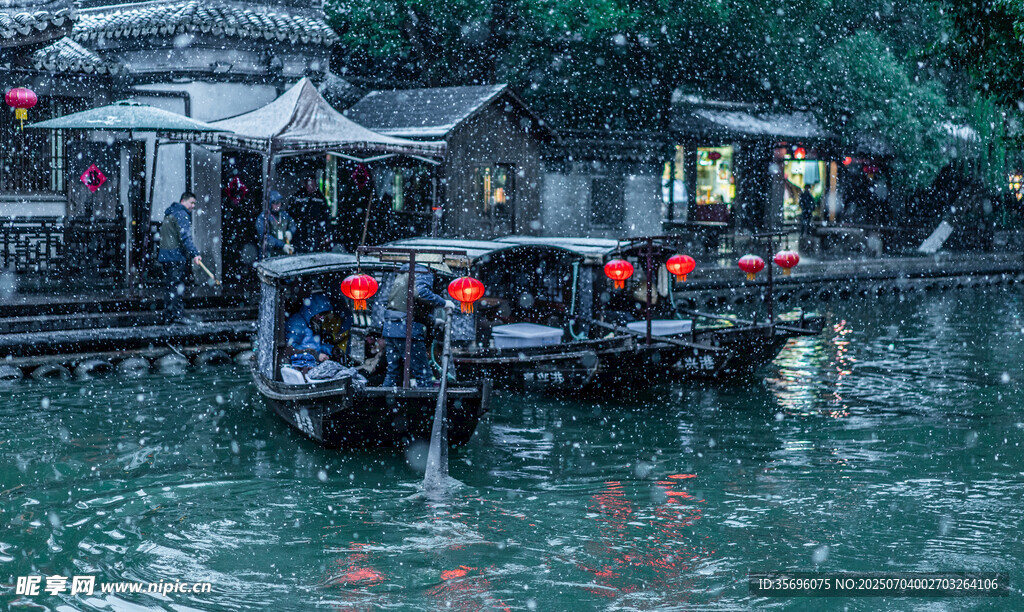 江南水乡夜泊的乌篷船