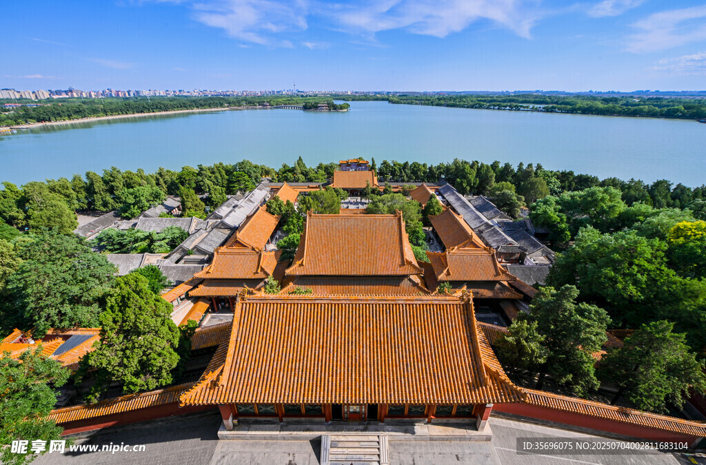 俯瞰中式古建筑与湖景