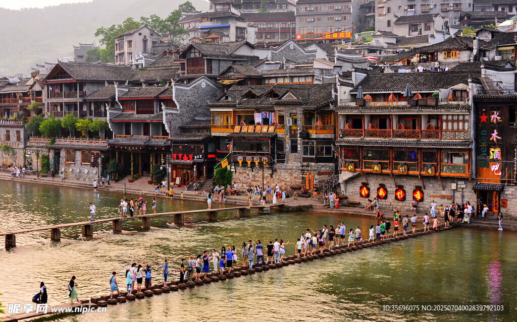 凤凰古城河畔的热闹景象