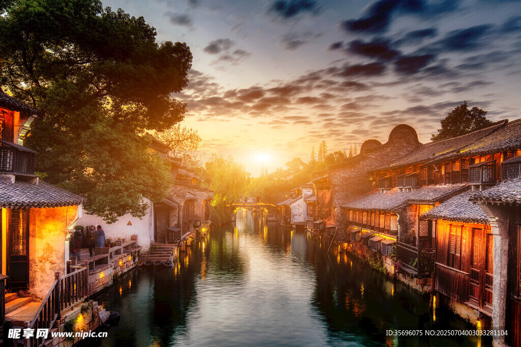 夕阳下的水乡古巷美景